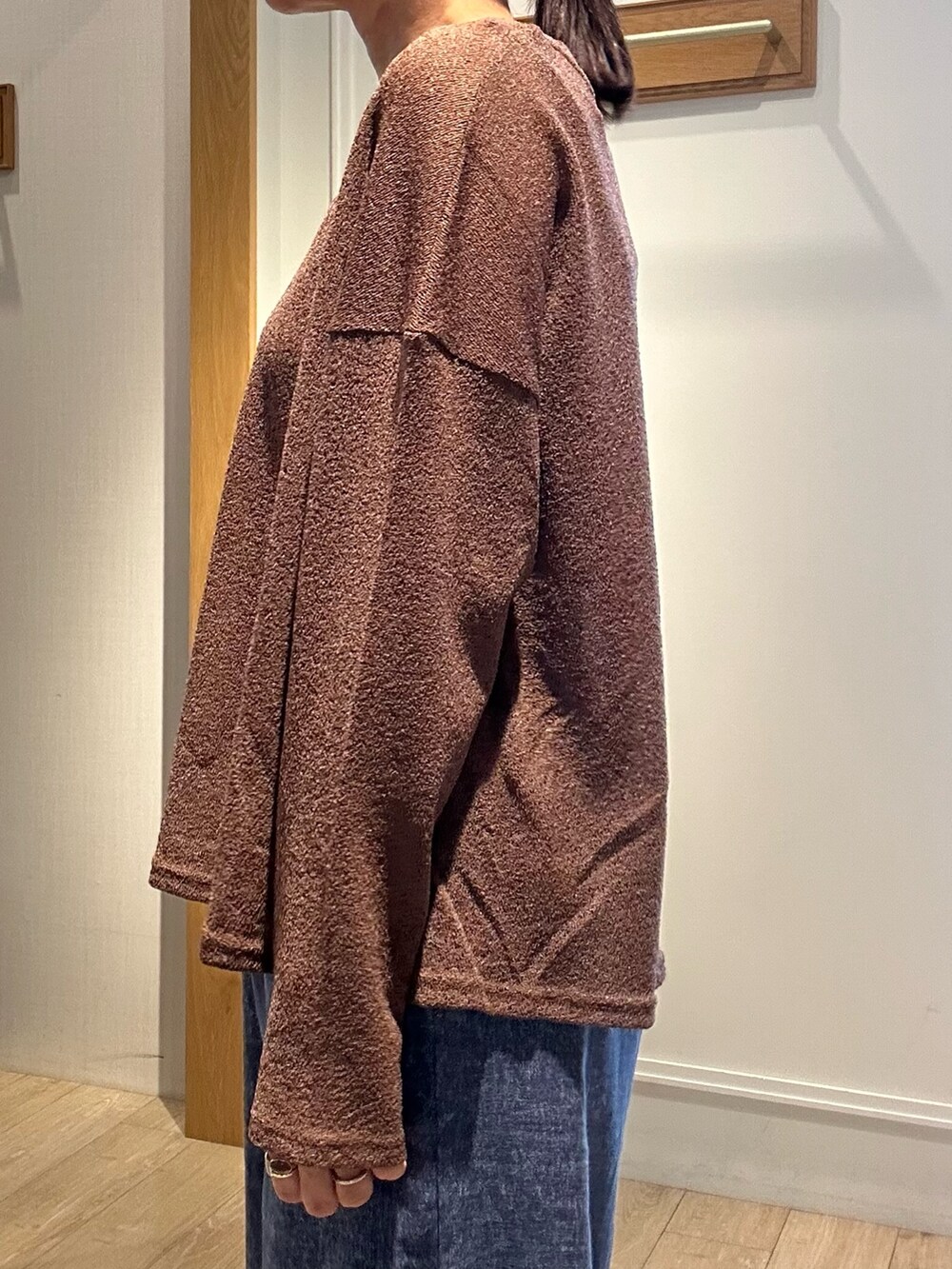 ブラウン系のTシャツ/カットソー、ブルー系のその他パンツ、ゴールド系のピアス（両耳用）を着用したレディースの夏コーディネートの6枚目の写真