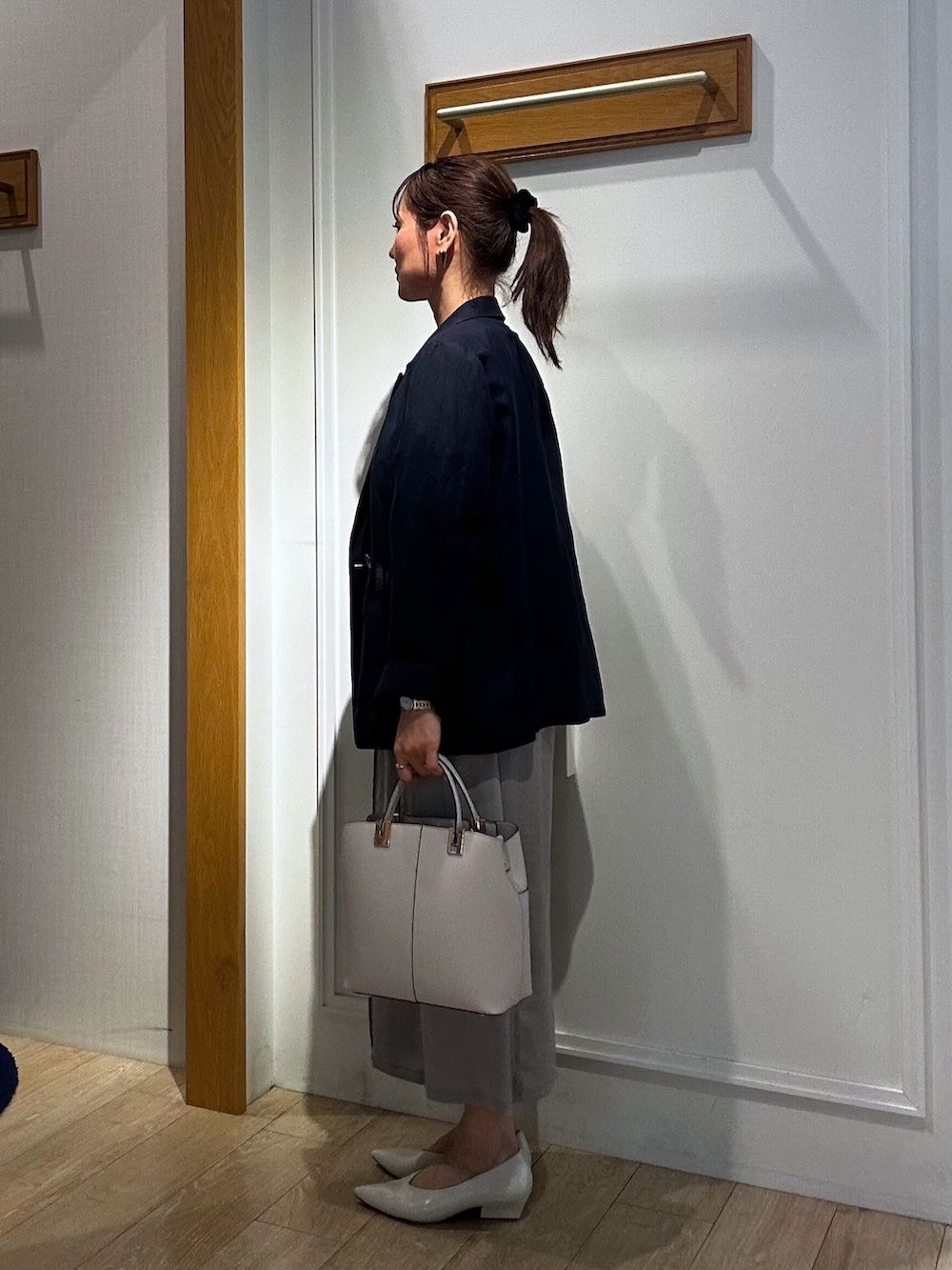 ブルー系のシャツ/ブラウス、ブルー系のテーラードジャケット、グレー系のスカートを着用したレディースの春コーディネートの2枚目の写真