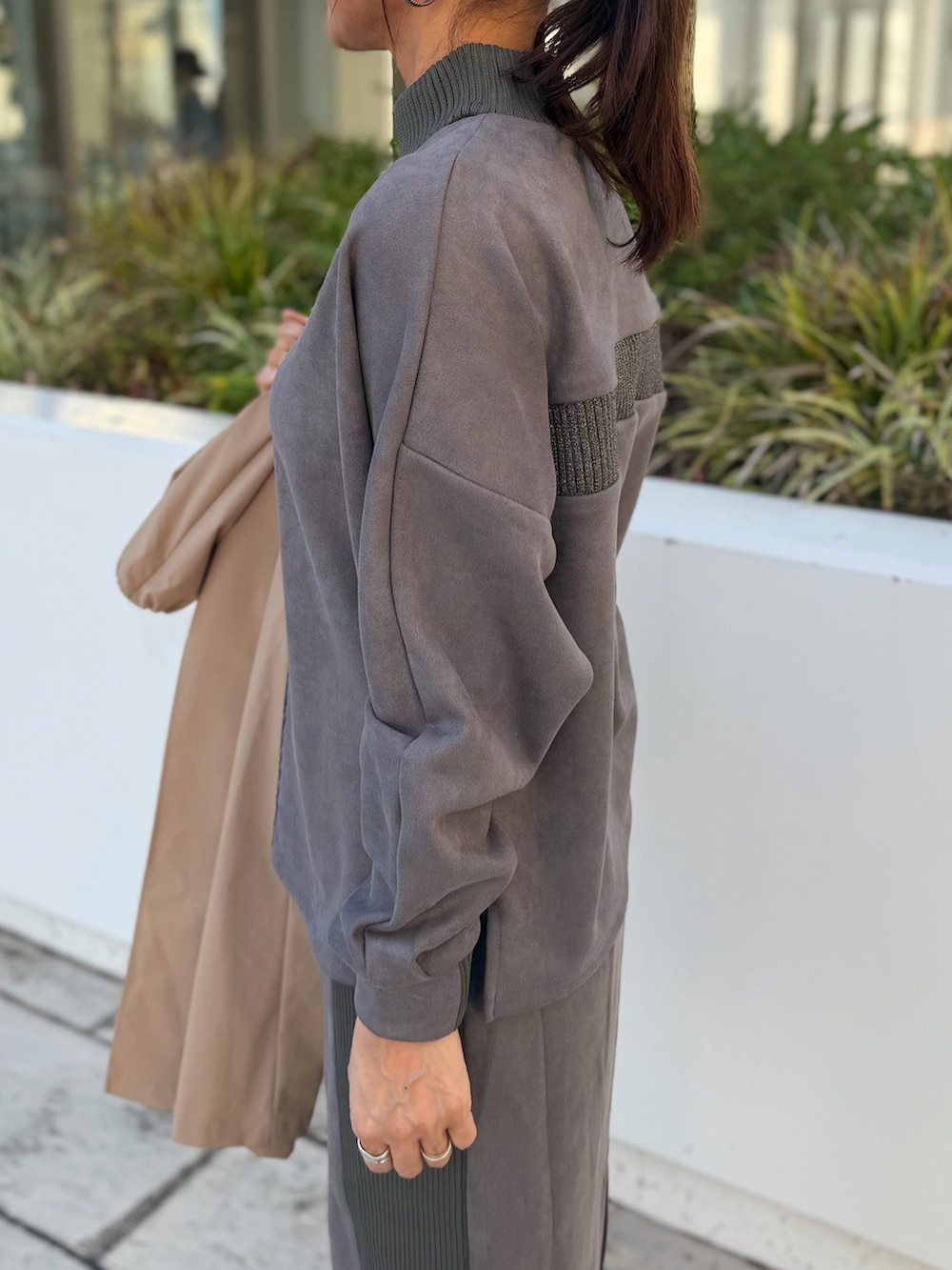 グレー系のTシャツ/カットソー、グレー系のスカート、イエロー系のダッフルコートを着用したレディースの秋コーディネートの5枚目の写真