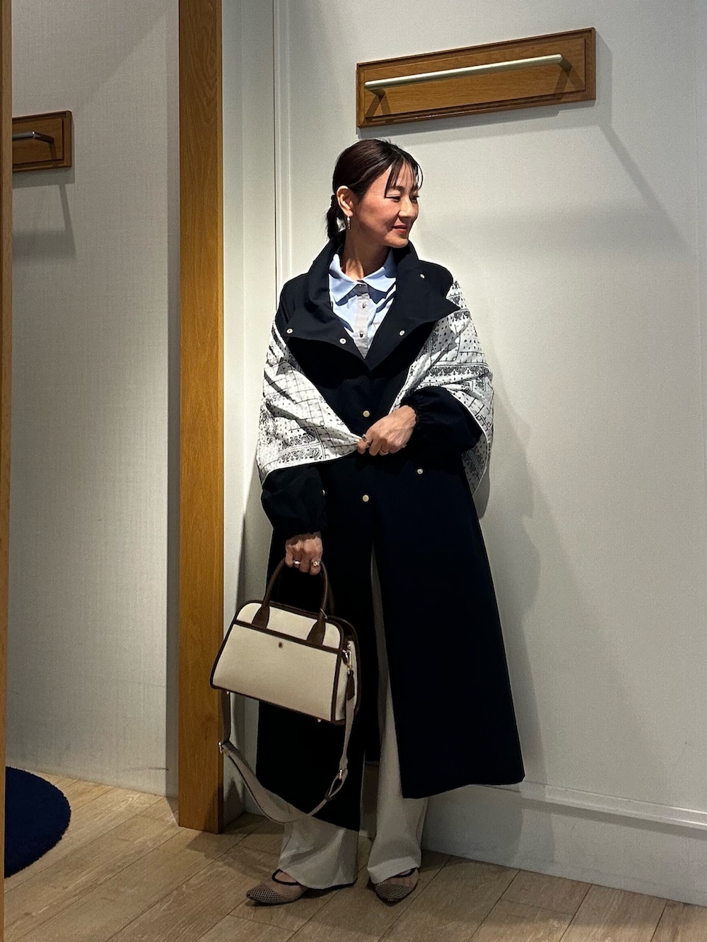 ベージュ系のその他パンツ、ブルー系のその他アウターを着用したレディースの冬コーディネートの5枚目の写真