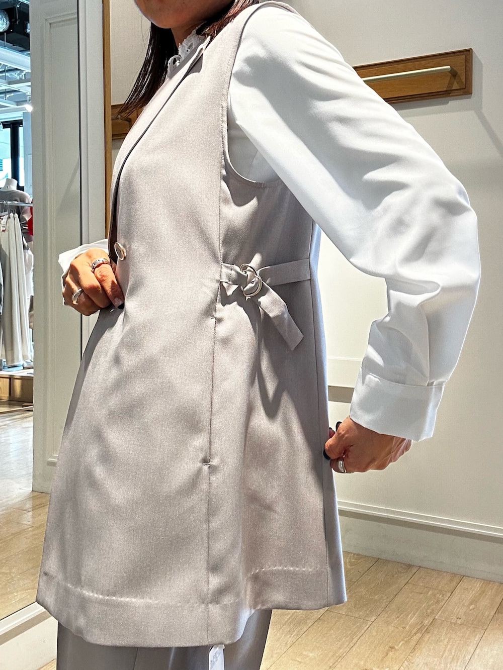 ベージュ系のダウンジャケット/コート、ホワイト系のシャツ/ブラウス、ブラック系のスカートを着用したレディースの春コーディネートの6枚目の写真