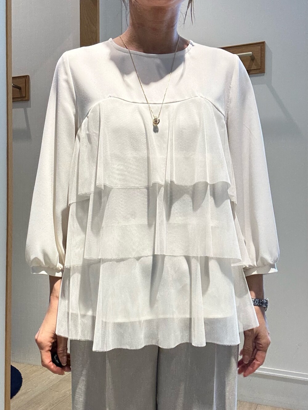 「春めき満開コーデ、淡色コーデ、春服、おでかけコーデ、ベージュ、ベージュコーデ、ベージュパンツ、スーツ、スーツコーデ、パンツスタイル、パンツコーデ、パンツスーツ、低身長、低身長コーデ、低身長女子」｜「MICO COULIERの《オケージョン対応》ヘヴィジョーゼットブラウス（シャツ/ブラウス、ホワイト系）」を使った、daimonさん（骨格ナチュラル・レディース・154cm）の春コーディネートの5枚目の写真