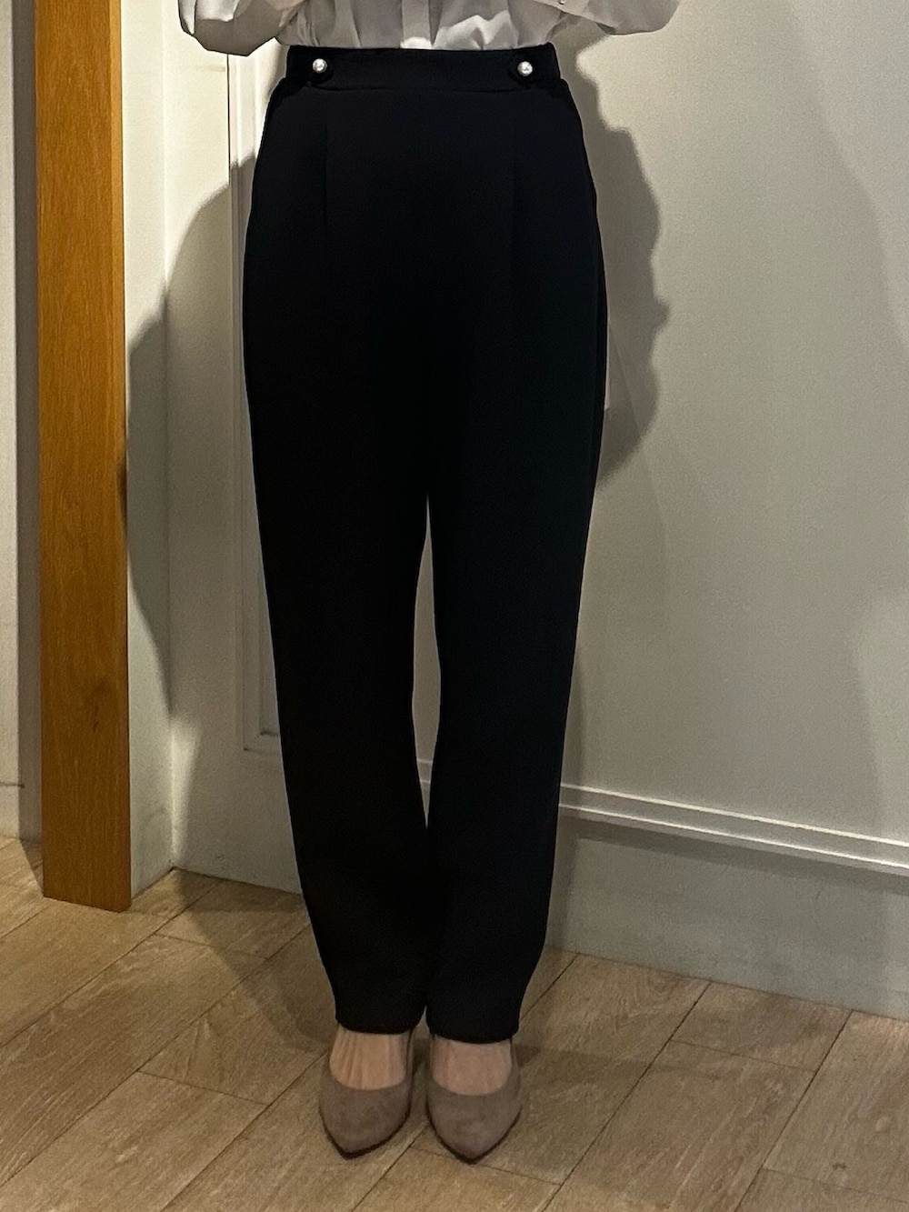 ブルー系のブルゾン、ホワイト系のシャツ/ブラウス、ブルー系のその他パンツを着用したレディースの冬コーディネートの7枚目の写真