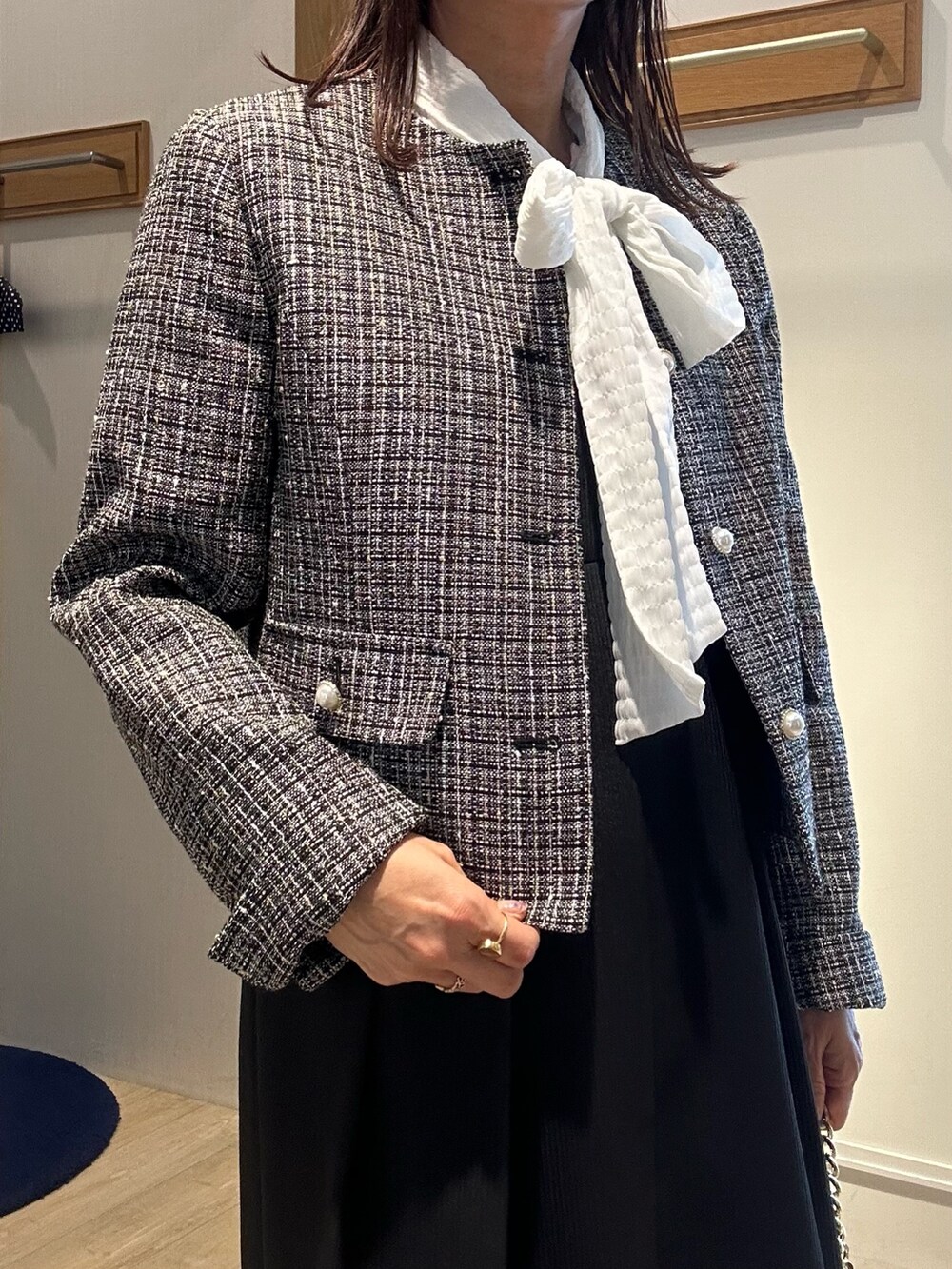 「大人女子、オフィススタイル、フェミニンコーデ、お仕事コーデ、キレイめ、40代、40代ファッション、40代女性、50代ファッション、入学式、入学式ママコーデ、卒業式、卒業式コーデ、卒業式ママコーデ、セレモニー」｜「MICO COULIERの《オケージョン対応》コッパーラメツィードジャケット（ノーカラージャケット、ブラック系）」を使った、daimonさん（骨格ナチュラル・レディース・154cm）の春コーディネートの6枚目の写真