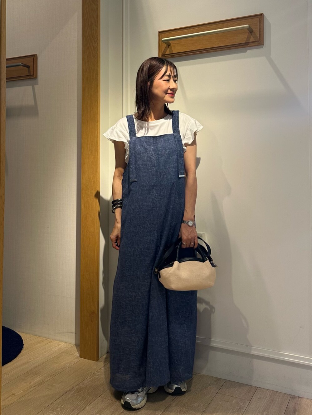 ブルー系のワンピース、レッド系のシャツ/ブラウス、ホワイト系のTシャツ/カットソーを着用したレディースの夏コーディネートの4枚目の写真