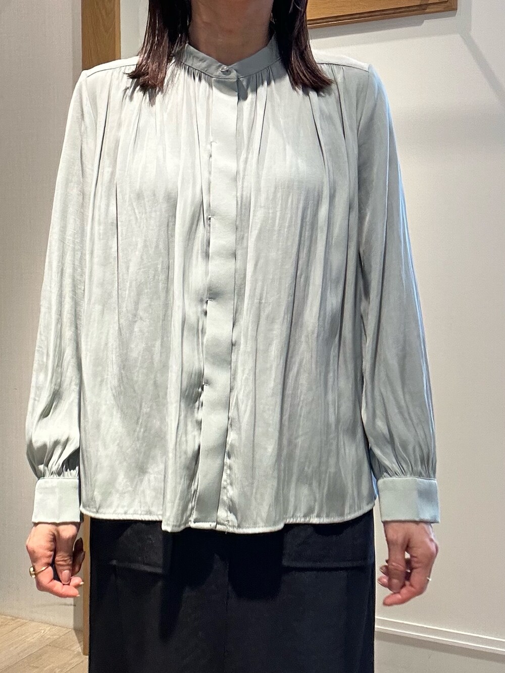 グリーン系のシャツ/ブラウス、ブラック系のスカート、ブラック系のショルダーバッグを着用したレディースの春コーディネートの10枚目の写真