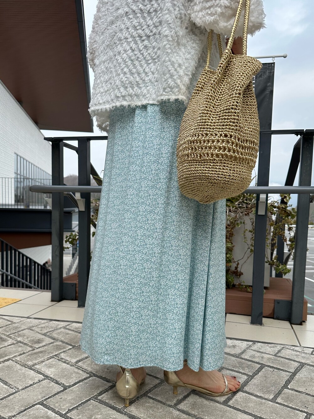 「春コーデ、春めき満開コーデ、春服コーデ、大人可愛い、大人コーデ、春、低身長女子、お花見コーデ、150cm台コーデ、低身長コーデ、シャギーカーディガン、花柄、花柄スカート、シアー、春服」｜「MICO COULIERのミニフラワープリントスカート（スカート、グリーン系）」を使った、daimonさん（骨格ナチュラル・レディース・154cm）の春コーディネートの10枚目の写真