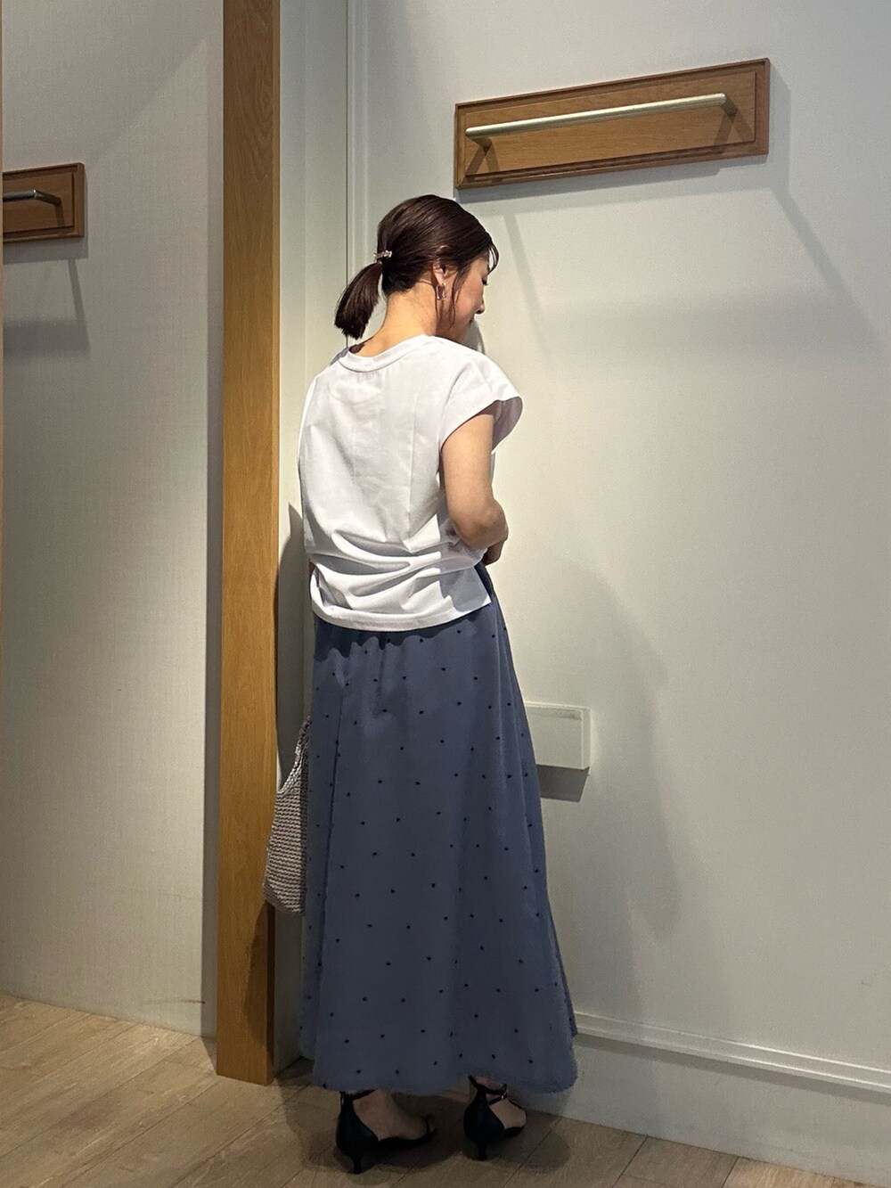 「サンダル、白Tシャツ、低身長コーデ、春夏コーデ、大人カジュアルコーデ、楽チンコーデ、大人コーデ、スカートコーデ、オトナカワイイ、低身長女子、150cm台コーデ、40代ファッション、ロゴT、きちんとスタイル、きちんと感」｜「MICO COULIERの刺繍ドットスカート（スカート、ブルー系）」を使った、daimonさん（レディース・154cm）の夏コーディネートの3枚目の写真
