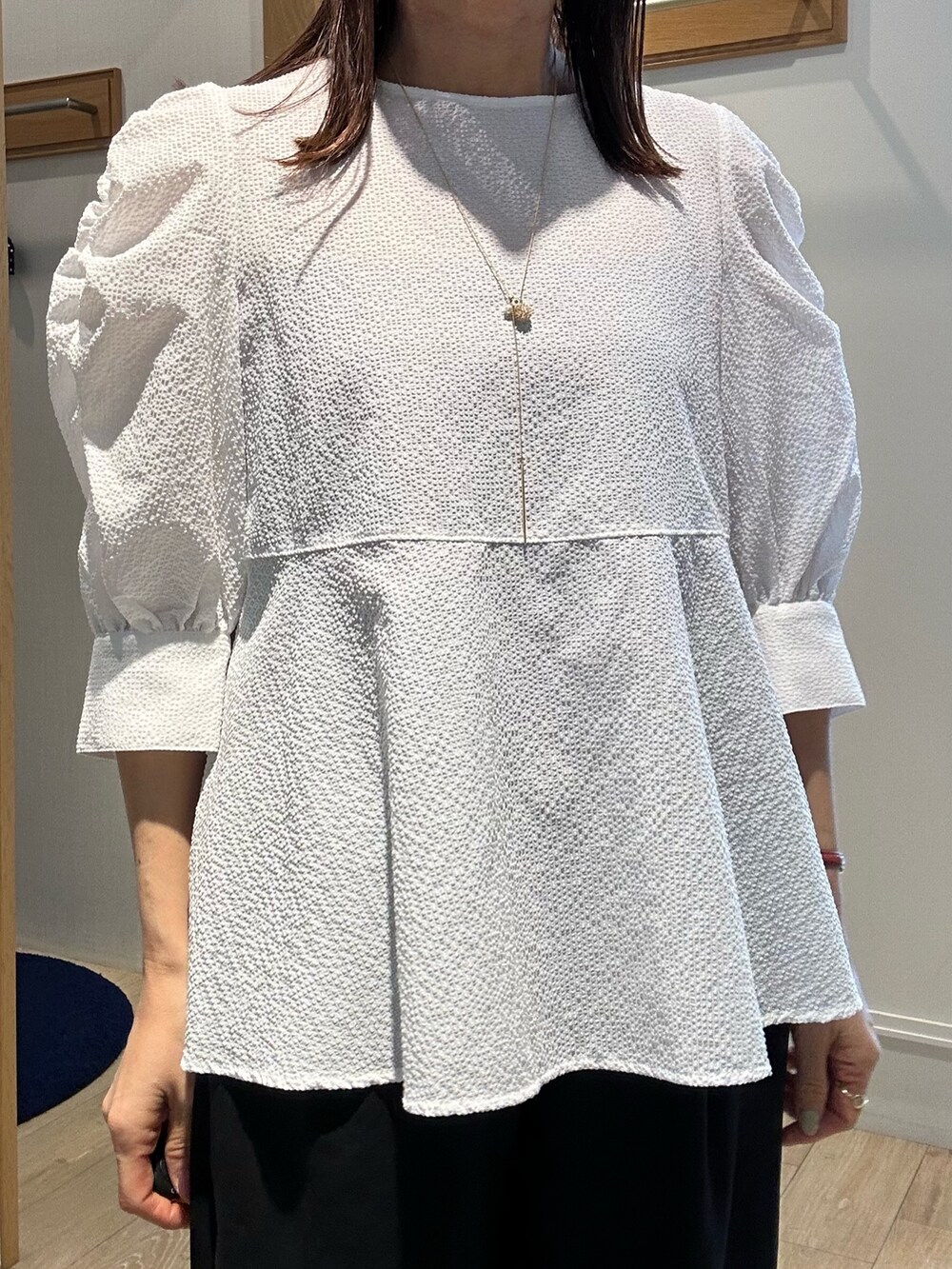 ホワイト系のシャツ/ブラウス、ブルー系のその他パンツ、ブラック系のショルダーバッグを着用したレディースの春コーディネートの7枚目の写真