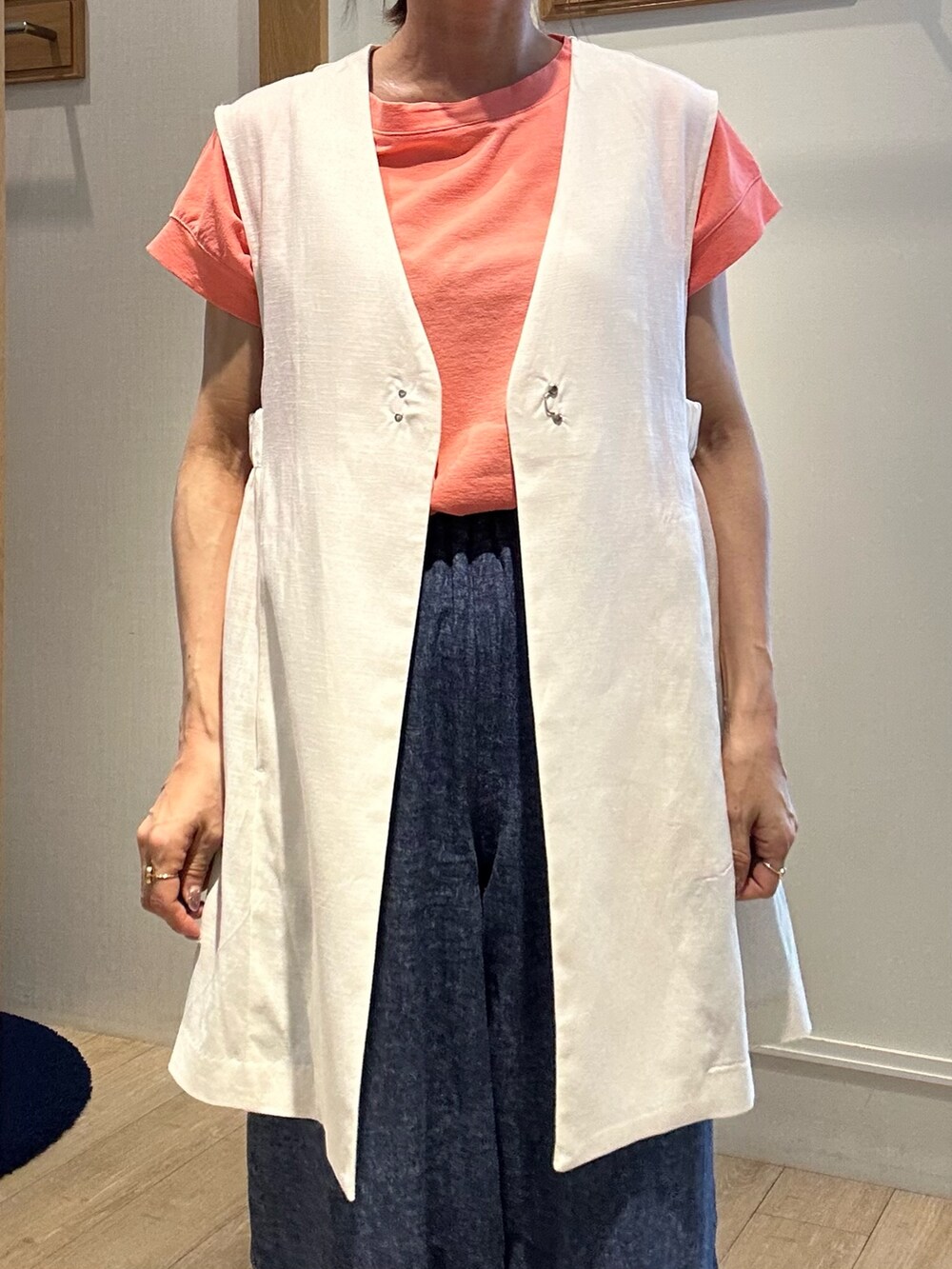 ブルー系のその他パンツ、ピンク系のTシャツ/カットソー、ホワイト系のノーカラージャケットを着用したレディースの夏コーディネートの4枚目の写真