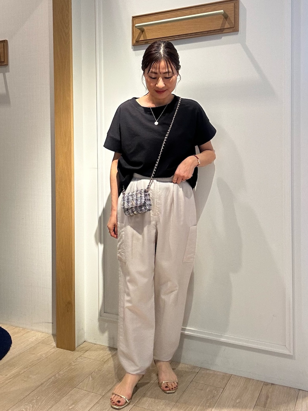 ベージュ系のその他パンツ、ブラック系のTシャツ/カットソー、グレー系のシャツ/ブラウスを着用したレディースの春コーディネートの10枚目の写真