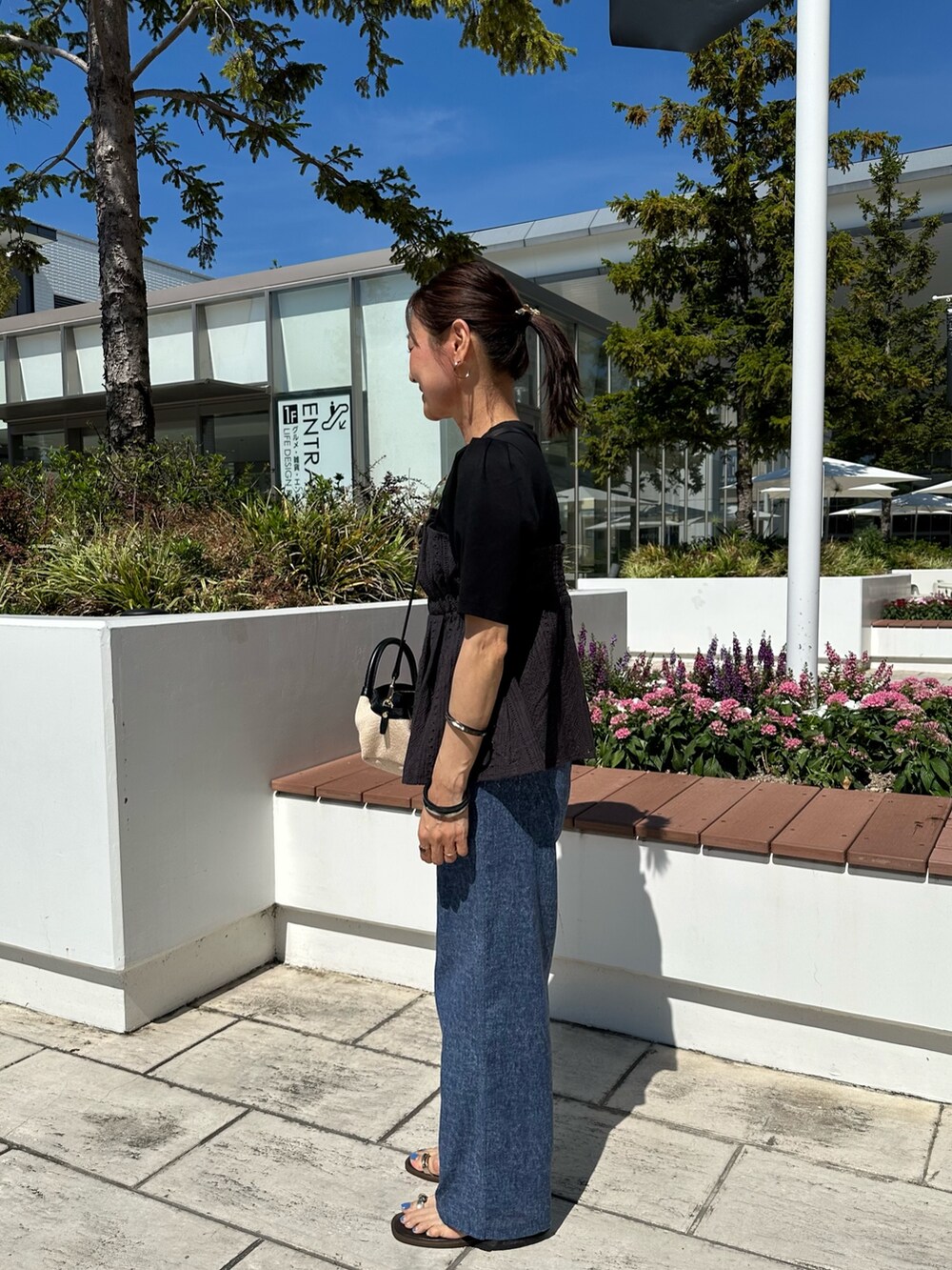 グレー系のTシャツ/カットソー、ブルー系のその他パンツ、ホワイト系のカーディガン/ボレロを着用したレディースの夏コーディネートの3枚目の写真