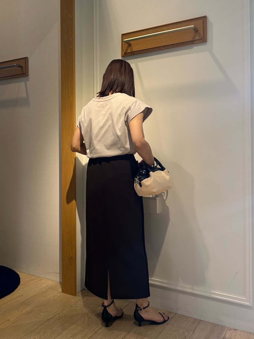 レッド系のシャツ/ブラウス、ベージュ系のTシャツ/カットソー、ブラウン系のスカートを着用したレディースの夏コーディネートの10枚目の写真