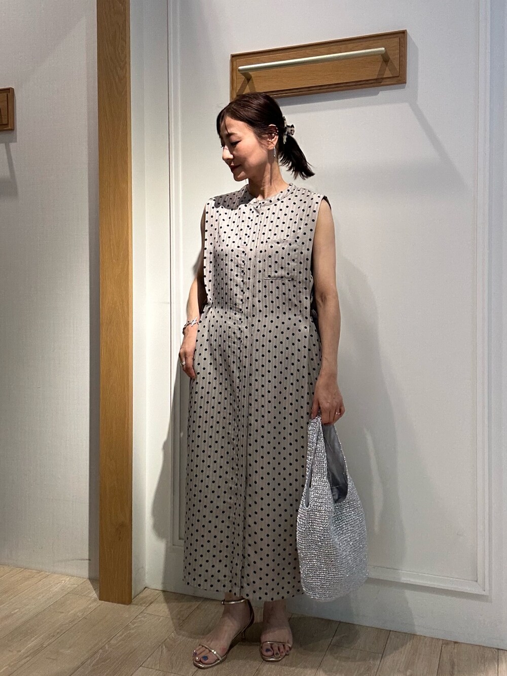 ベージュ系のワンピース、ブルー系のノーカラージャケットを着用したレディースの夏コーディネートの7枚目の写真