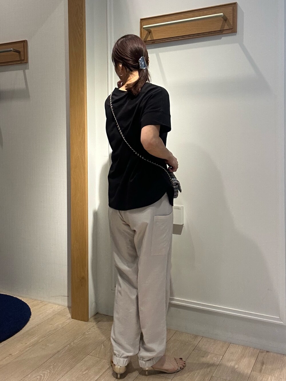 ブラック系のTシャツ/カットソー、ベージュ系のその他パンツ、グレー系のシャツ/ブラウスを着用したレディースの春コーディネートの3枚目の写真