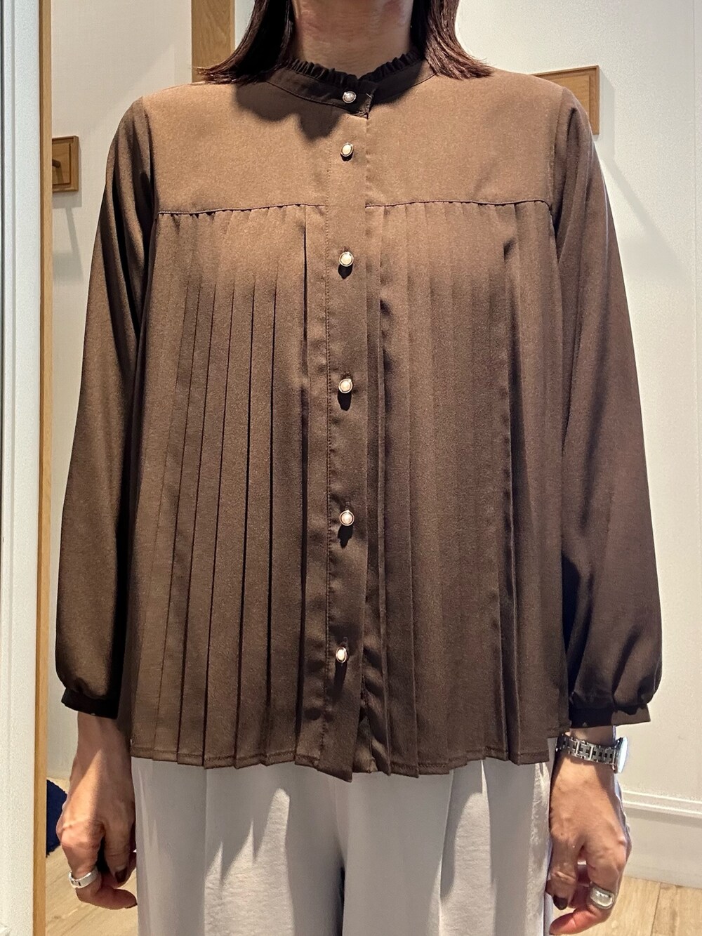 ブラウン系のシャツ/ブラウス、ベージュ系のその他パンツ、ベージュ系のトートバッグを着用したレディースの秋コーディネートの4枚目の写真