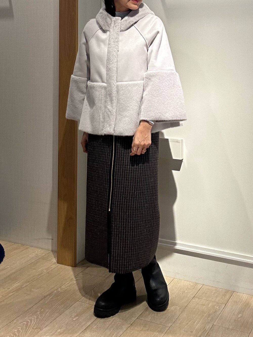 「冬アウター、秋冬コーデ、大人かわいい、休日コーデ、おでかけコーデ、オトナカジュアル、キレイめ、シンフルコーデ、きれいめコーディネート、お仕事コーデ、あったかコーデ、低身長コーデ、ムートンコート、ファーコート、40代ファッション」｜「MICO COULIERのフェイクムートンファーコート（ブルゾン、グレー系）」を使った、daimonさん（骨格ナチュラル・レディース・154cm）の冬コーディネートの6枚目の写真