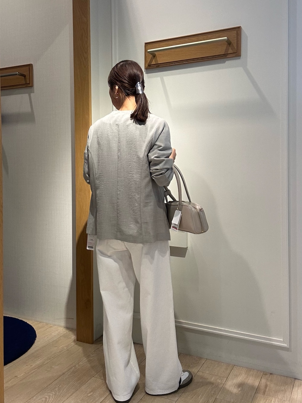 「大人カジュアル、オトナカジュアル、今日のコーデ、大人可愛い、デニム、ホワイトデニム、ジャケット、ジャケットスタイル、ジャケットコーデ、低身長、低身長コーデ、低身長女子、40代ファッション、40代」｜「MICO COULIERのサップノーカラージャケット（ノーカラージャケット、ベージュ系）」を使った、daimonさん（レディース・154cm）の春コーディネートの2枚目の写真