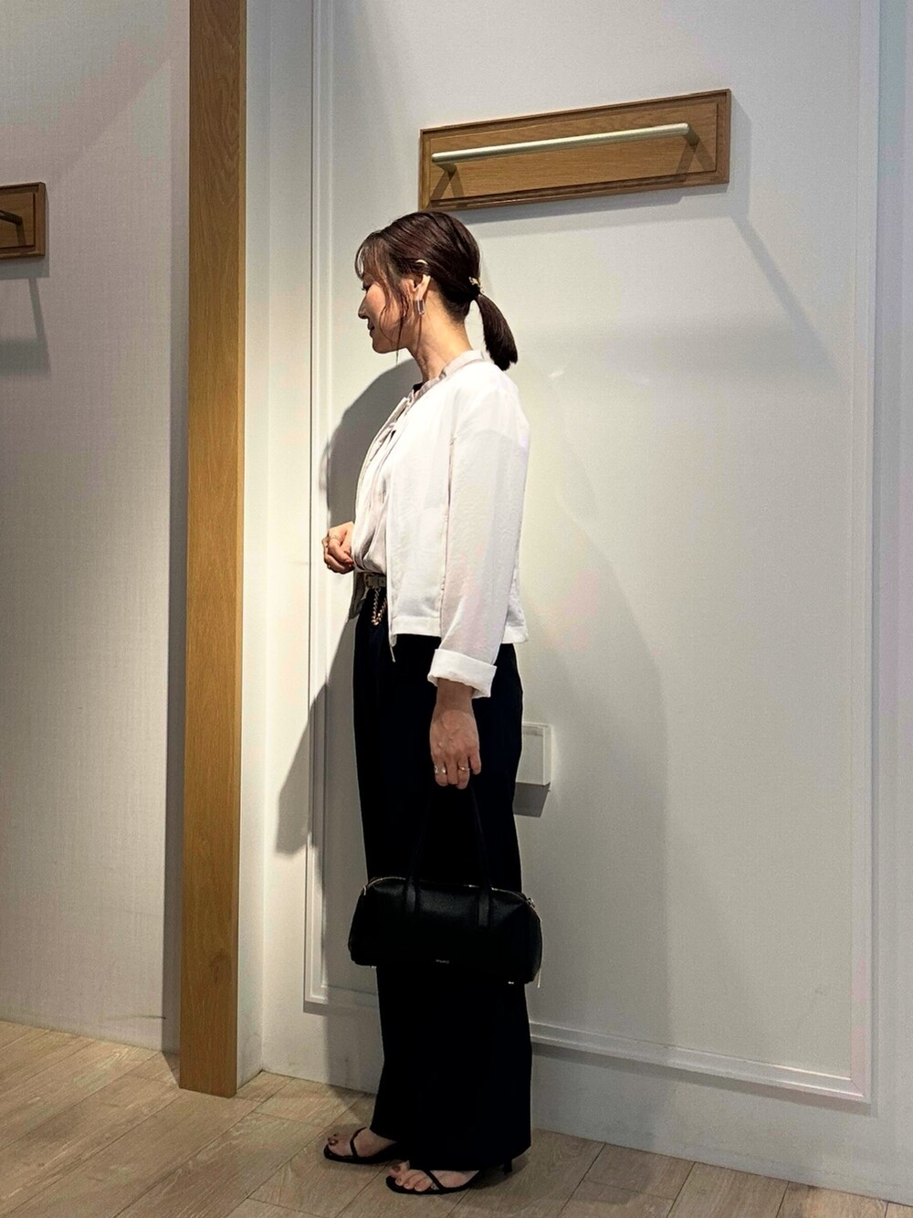 「サンダル、シャツスタイル、低身長コーデ、パンツコーデ、春夏コーデ、大人コーデ、低身長女子、150cm台コーデ、スラックスパンツ、キレイめコーデ、40代ファッション、通勤コーデ、通勤スタイル、お仕事コーデ、お仕事スタイル」|「MICO COULIERのポリワッシャーカルゼZIPアップジャケット(ブルゾン、ホワイト系)」を使った、daimonさん(レディース・154cm)の夏コーディネートの2枚目の写真