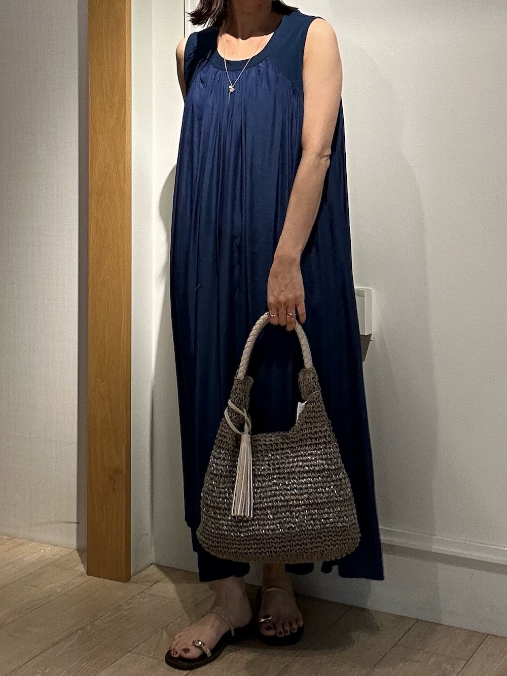 ブルー系のワンピース、ホワイト系のカーディガン/ボレロを着用したレディースの春コーディネートの4枚目の写真