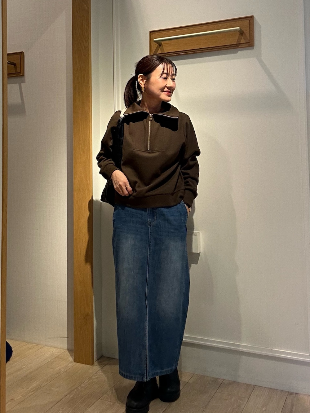 ホワイト系のブルゾン、ブラウン系のTシャツ/カットソー、ブラック系のトートバッグを着用したレディースの秋コーディネートの10枚目の写真
