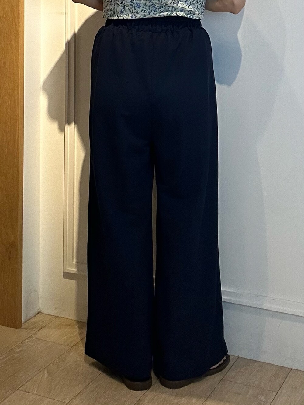 ブルー系のその他パンツ、グリーン系のシャツ/ブラウス、ベージュ系のカーディガン/ボレロを着用したレディースの春コーディネートの9枚目の写真