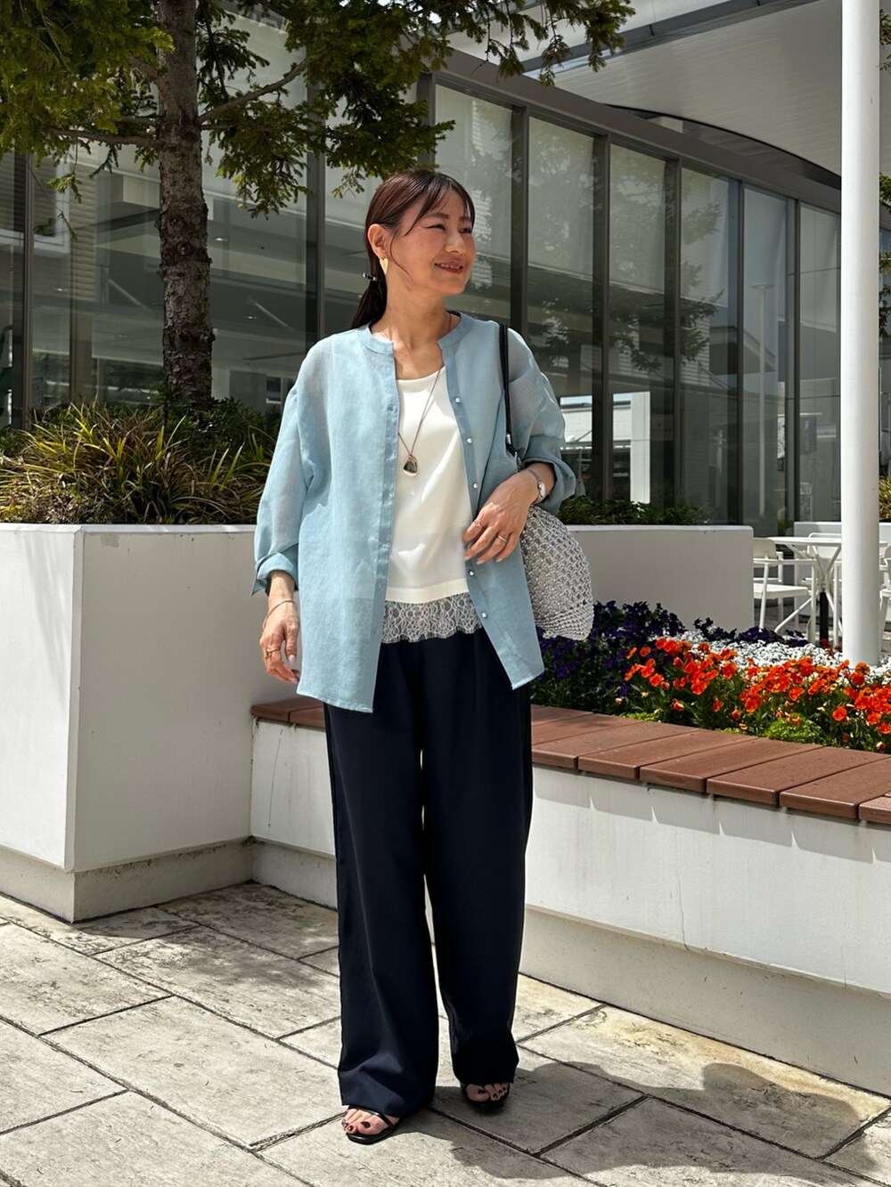 ブルー系のシャツ/ブラウス、ホワイト系のTシャツ/カットソー、ブルー系のその他パンツを着用したレディースの春コーディネートの4枚目の写真
