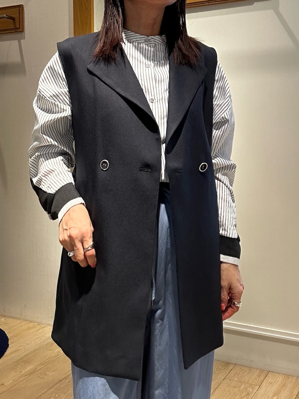 ブルー系のダウンジャケット/コート、ホワイト系のシャツ/ブラウス、ブルー系のデニムパンツを着用したレディースの冬コーディネートの6枚目の写真