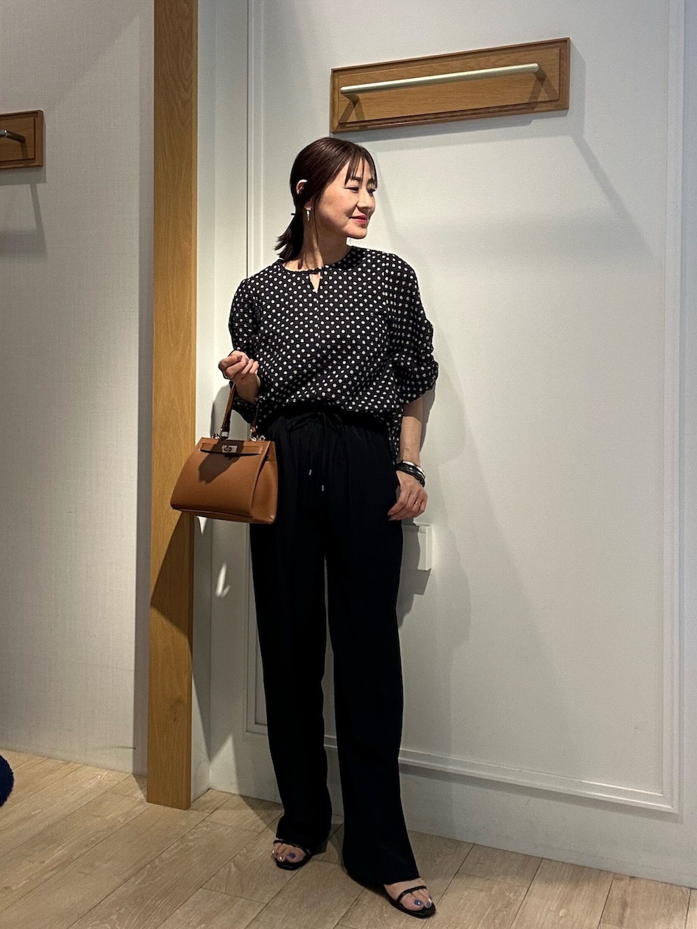 「セットアップ、ブラックコーデ、半袖シャツ、サンダル、オトナカジュアル、オトナ女子、おでかけコーデ、大人可愛い、シンプル・ベーシック、きれいめカジュアル、150cm台コーデ、モノトーンコーデ、ブラック、低身長コーデ、低身長女子」｜「NOLLEY'S LIGHTの80ローンギャザースリーブドットブラウス（シャツ/ブラウス、ブラック系）」を使った、daimonさん（レディース・154cm）の夏コーディネートの6枚目の写真