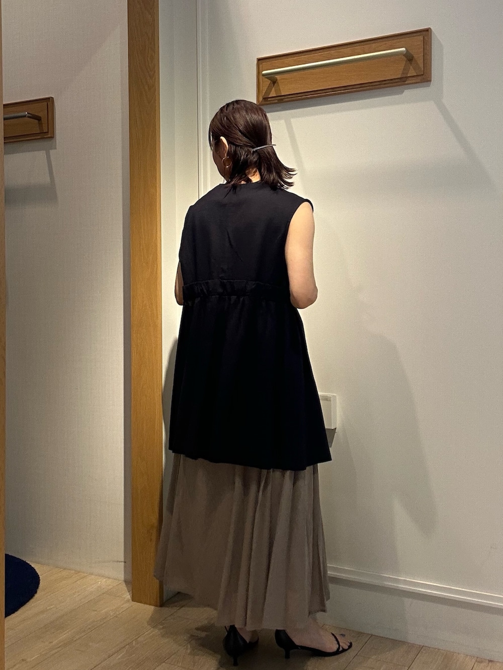 「ノースリーブ、着こなしのちょこっとテク、サンダル、お出かけコーデ、レイヤードスタイル、休日スタイル、おでかけコーデ、大人女子、150cm台コーデ、ママファッション、ワンピーススタイル、ワンピースコーデ、ジレスタイル、ジレコーデ、低身長コーデ」|「MICO COULIERのイージーケアリネンベスト(ノーカラージャケット、ブルー系)」を使った、daimonさん(レディース・154cm)の夏コーディネートの5枚目の写真