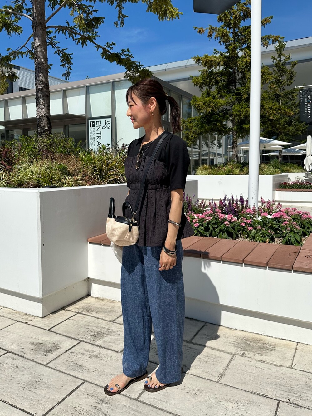 グレー系のTシャツ/カットソー、ブルー系のその他パンツ、ホワイト系のカーディガン/ボレロを着用したレディースの夏コーディネートの2枚目の写真