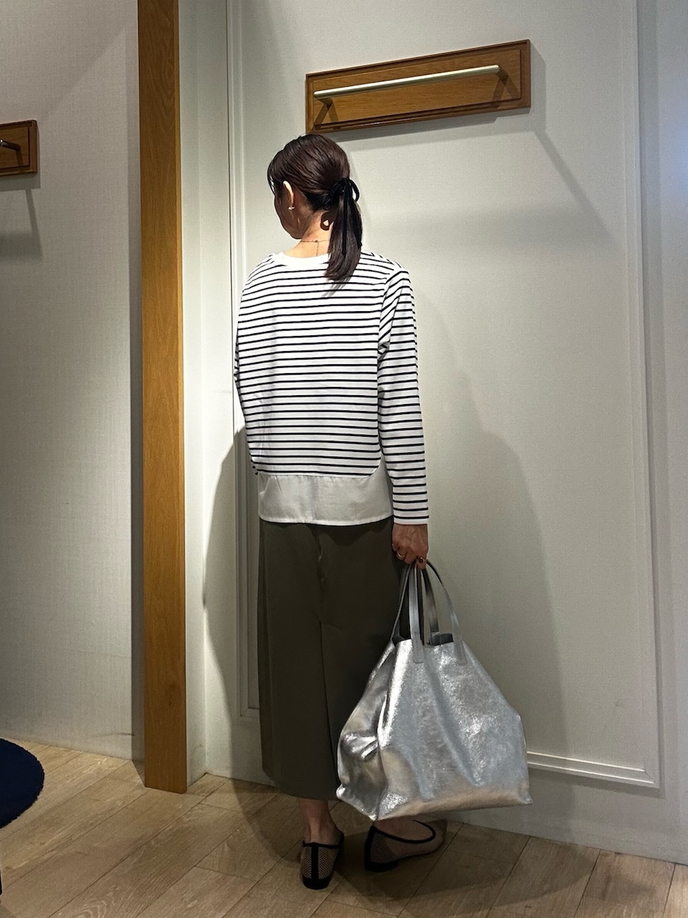 イエロー系のその他アウター、ホワイト系のカーディガン/ボレロ、ホワイト系のTシャツ/カットソーを着用したレディースの春コーディネートの7枚目の写真