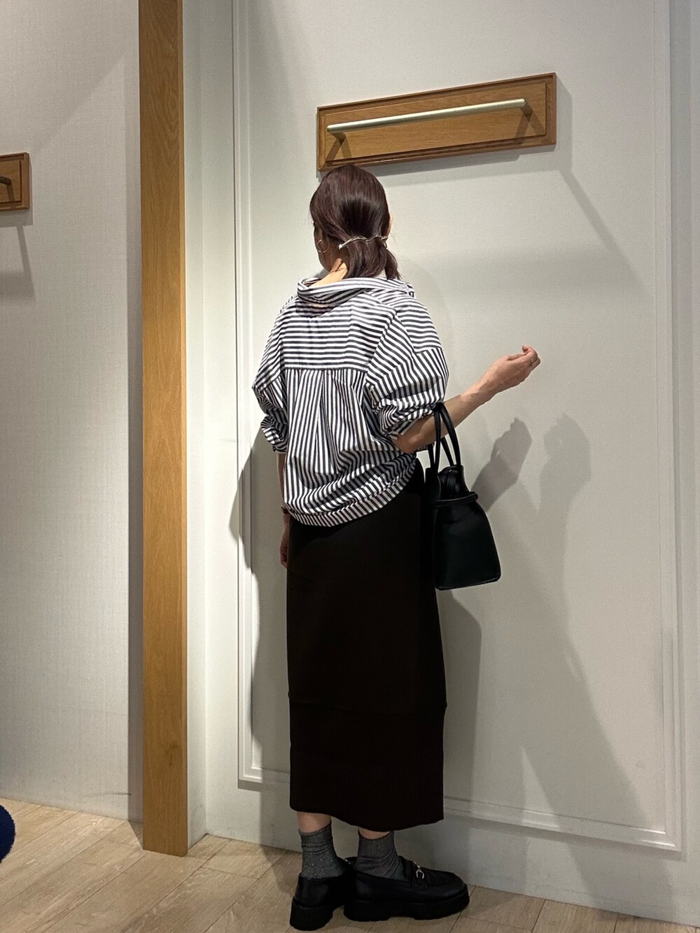 ブラック系のシャツ/ブラウス、ブラウン系のスカート、ブラック系のキャミソールを着用したレディースの秋コーディネートの4枚目の写真