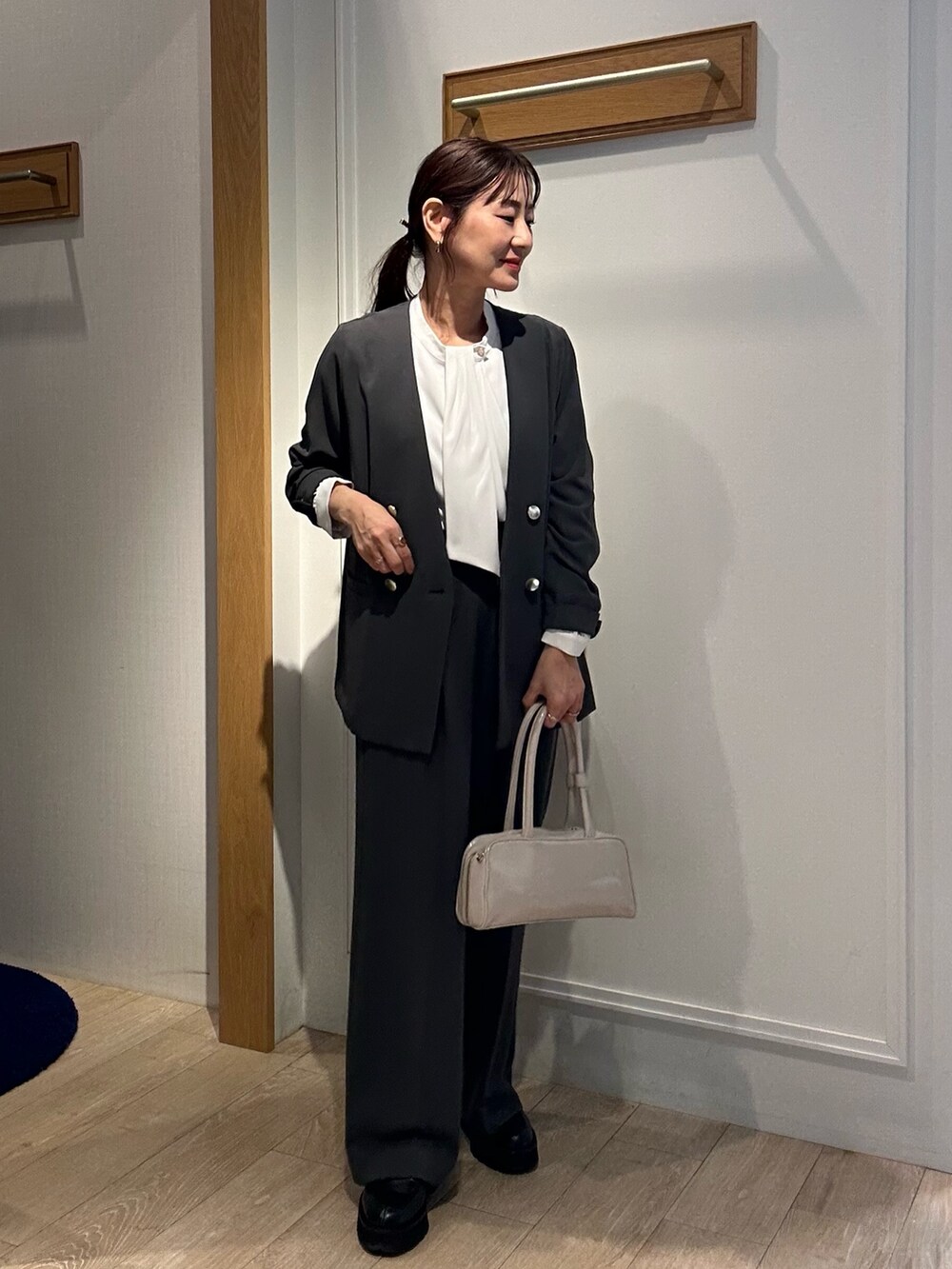 「春めき満開コーデ、春夏コーデ、150cm台コーデ、レディースファッション、お仕事コーデ、春コーデ、春服、40代ファッション、40代、低身長コーデ、低身長女子、ブラウス×パンツ、春ブラウス、きちんとスタイル、キレイめ」｜「MICO COULIERのエラスティックカルゼブラウス（シャツ/ブラウス、ホワイト系）」を使った、daimonさん（レディース・154cm）の春コーディネートの10枚目の写真