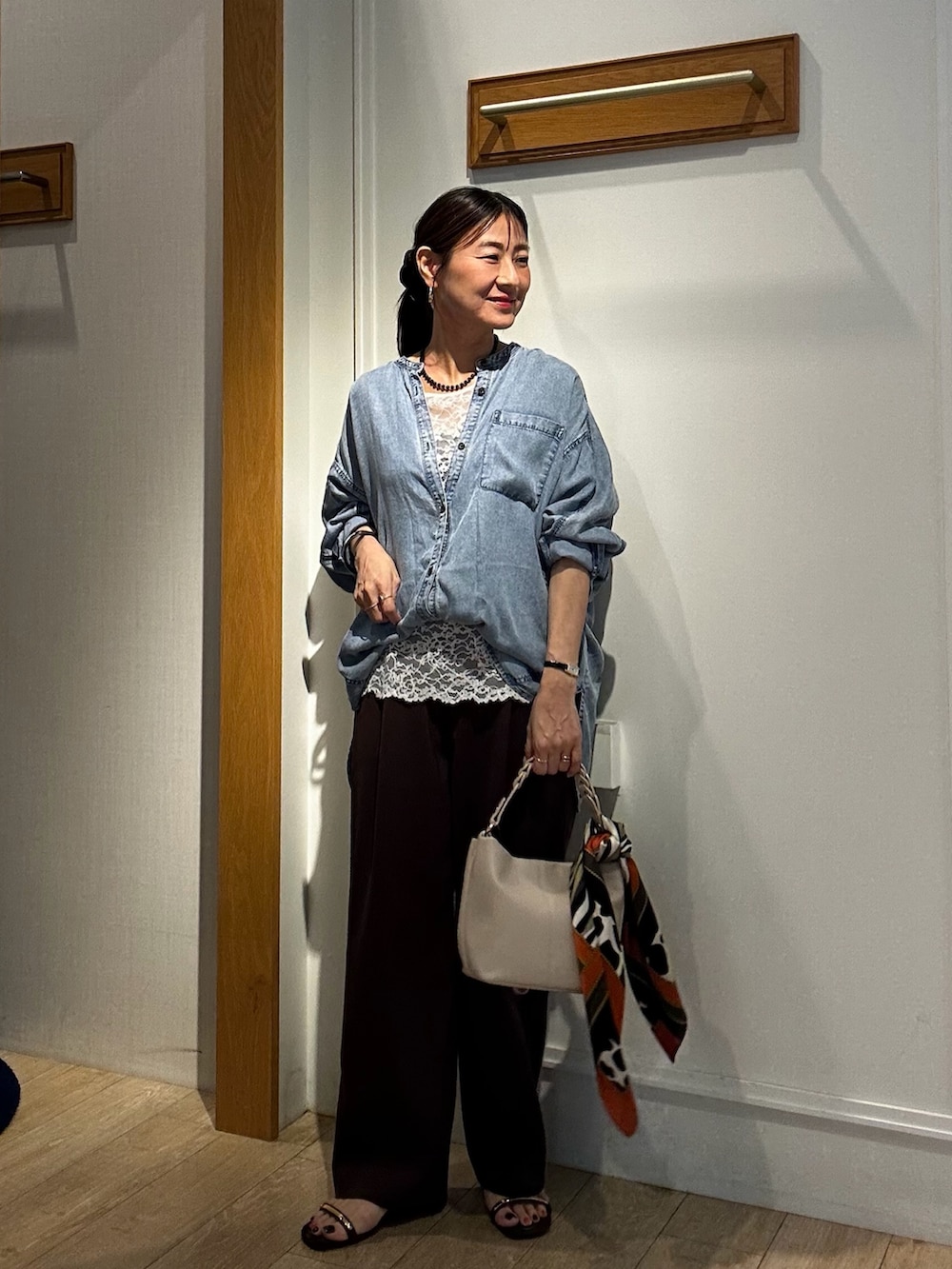 ブルー系のシャツ/ブラウス、ホワイト系のシャツ/ブラウス、ブラウン系のその他パンツを着用したレディースの夏コーディネートの3枚目の写真
