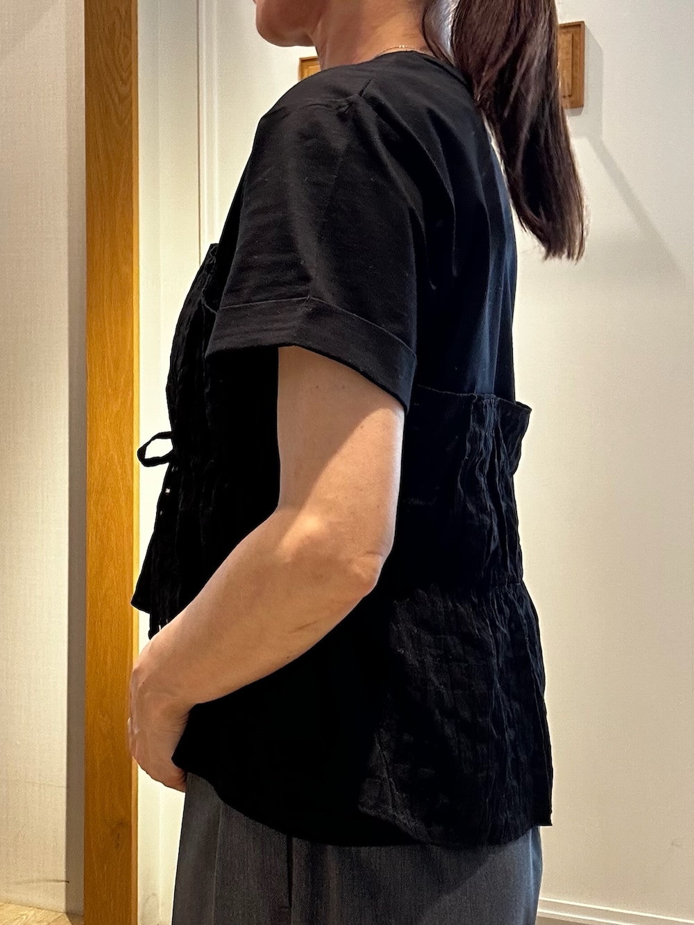 ホワイト系のTシャツ/カットソー、グレー系のその他パンツ、ベージュ系のカーディガン/ボレロを着用したレディースの夏コーディネートの5枚目の写真