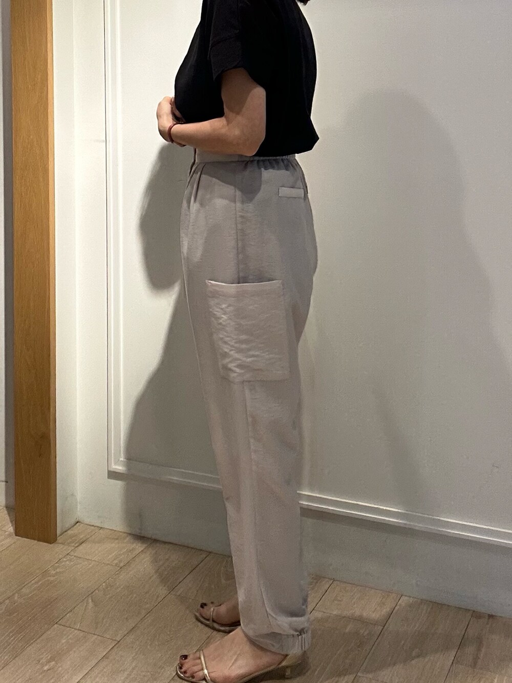 ブラック系のTシャツ/カットソー、ベージュ系のその他パンツ、グレー系のシャツ/ブラウスを着用したレディースの春コーディネートの9枚目の写真