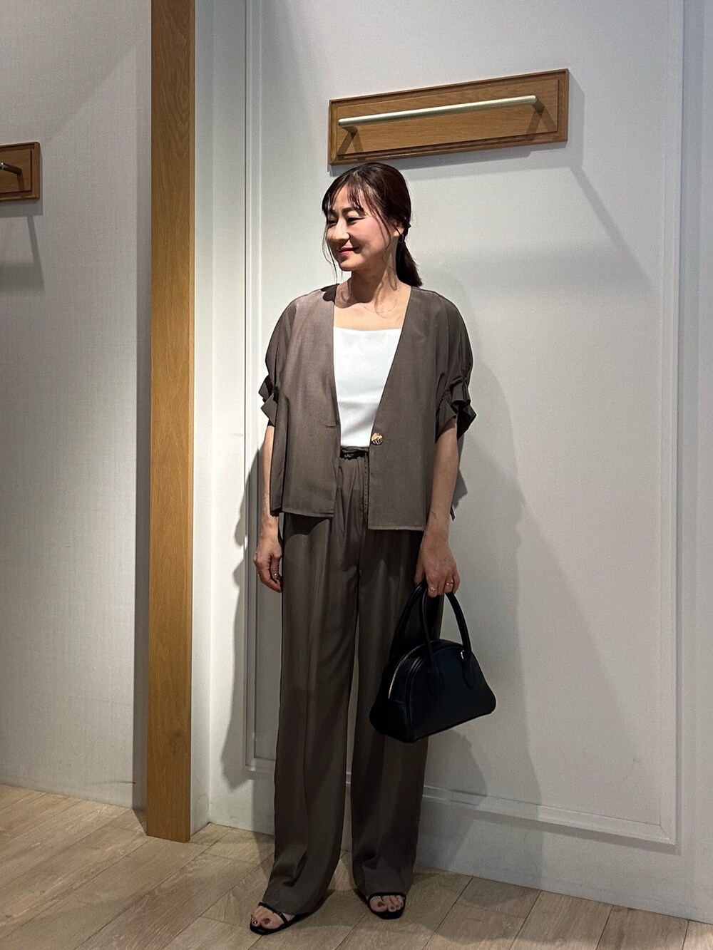 「サンダル、夏服コーデ、キレイめカジュアル、大人女子、パンツコーデ、ワントーンコーデ、きれいめコーデ、夏コーデ、大人ファッション、きれいめカジュアル、セットアップ、セットアップスタイル、ジャケットスタイル、ジャケットコーデ、パンツスタイル」｜「MICO COULIERのスクエアネックサテンドッキングタンクトップ（Tシャツ/カットソー、ホワイト系）」を使った、daimonさん（レディース・154cm）の夏コーディネートの4枚目の写真