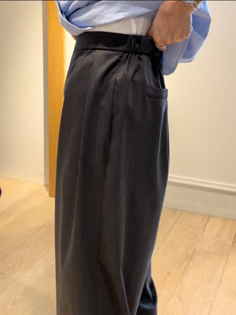 ブルー系のシャツ/ブラウス、グレー系のその他パンツ、ホワイト系のタンクトップを着用したレディースの春コーディネートの9枚目の写真