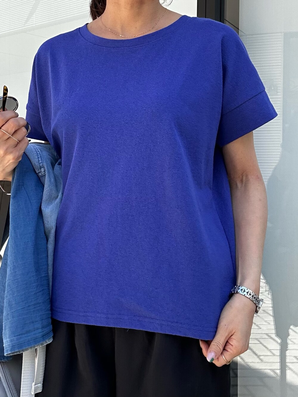 ブルー系のTシャツ/カットソー、ブルー系のシャツ/ブラウス、グレー系のバックパック/リュックを着用したレディースの春コーディネートの6枚目の写真