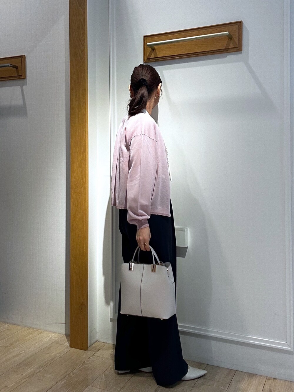 ピンク系のカーディガン/ボレロ、ホワイト系のシャツ/ブラウス、ブルー系のその他パンツを着用したレディースの春コーディネートの4枚目の写真