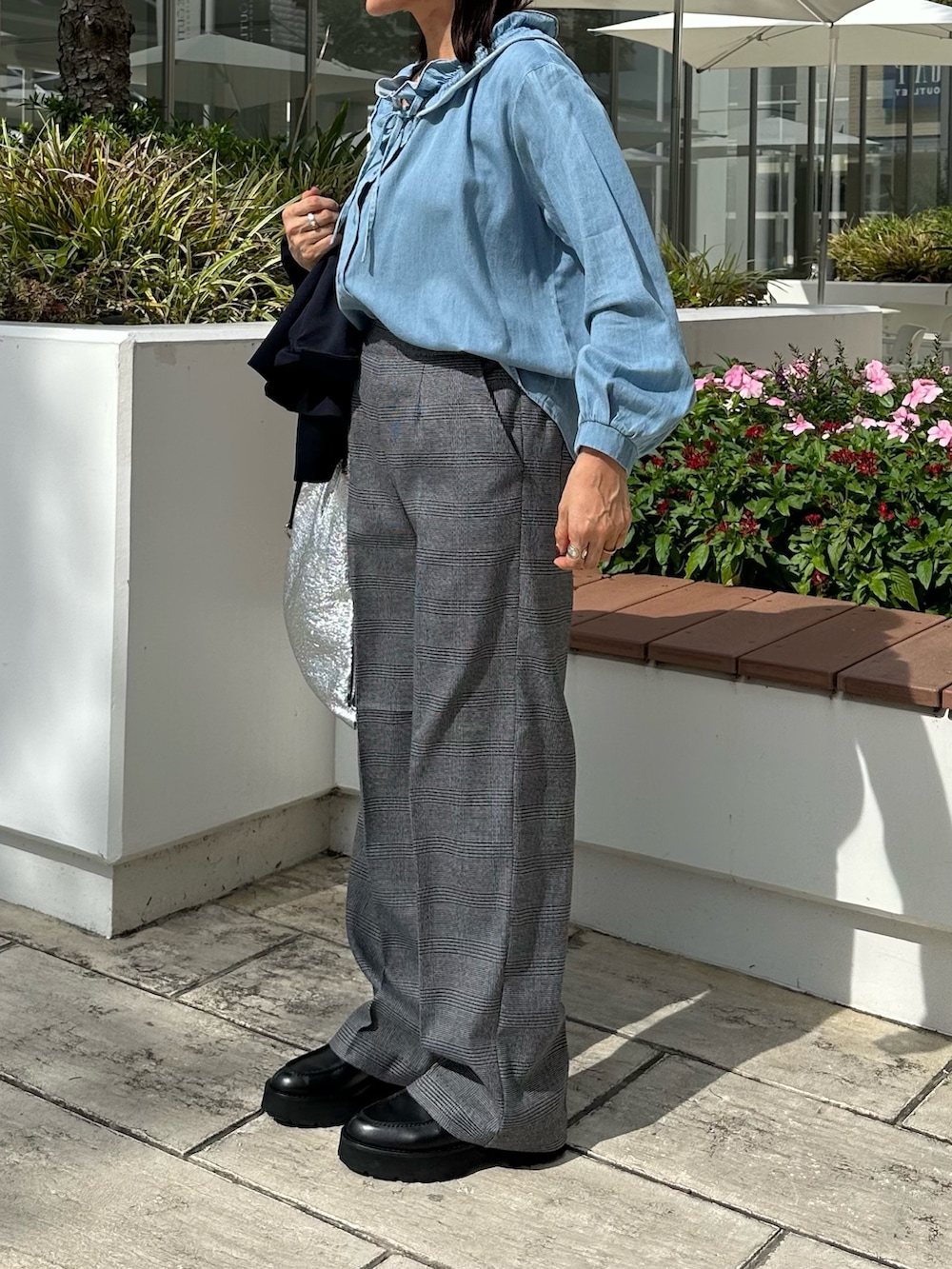 「チェック、秋服準備はじめました、きれいめカジュアル、シンプルコーデ、お出かけコーデ、デニム、秋コーデ、ジャケット、秋のコーデ、大人ファッション、オトナカジュアル、低身長コーデ、低身長女子、150cm台コーデ、デニムシャツ」｜「MICO COULIERのライトデニムフリルブラウス（シャツ/ブラウス、ブルー系）」を使った、daimonさん（レディース・154cm）の秋コーディネートの4枚目の写真