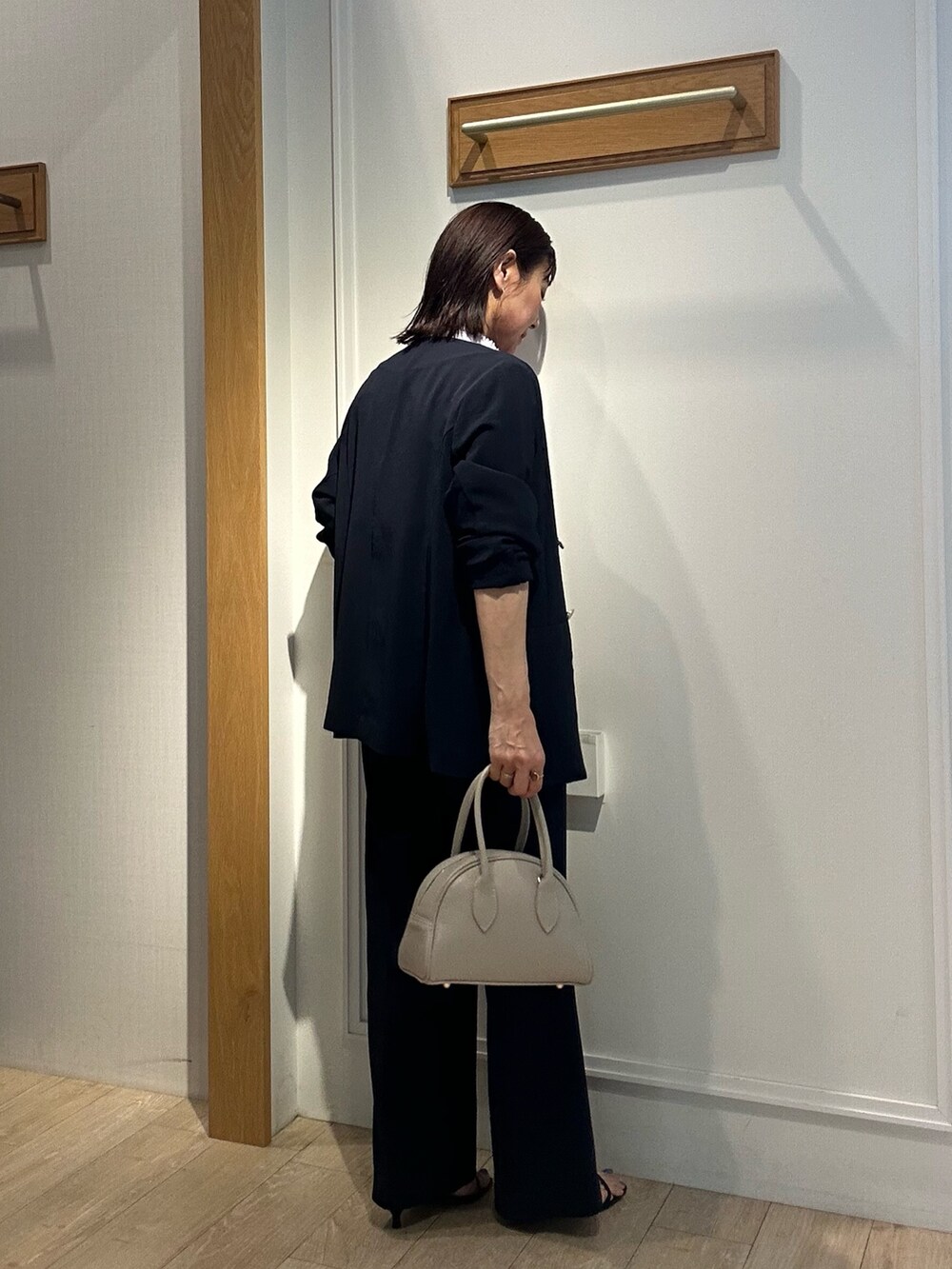 ブルー系のノーカラージャケット、ブルー系のシャツ/ブラウス、ブルー系のその他パンツを着用したレディースの夏コーディネートの4枚目の写真