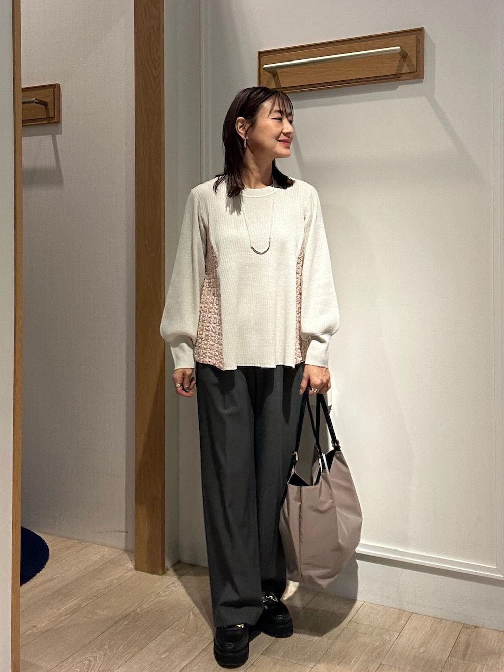 ホワイト系のニット/セーターを着用したレディースの冬コーディネートの5枚目の写真