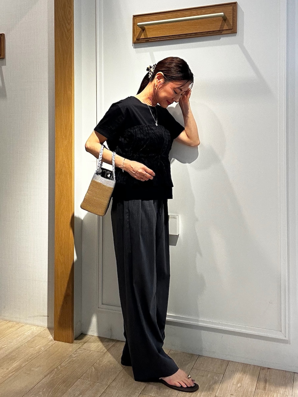 ベージュ系のカーディガン/ボレロ、ホワイト系のTシャツ/カットソー、グレー系のその他パンツを着用したレディースの夏コーディネートの7枚目の写真