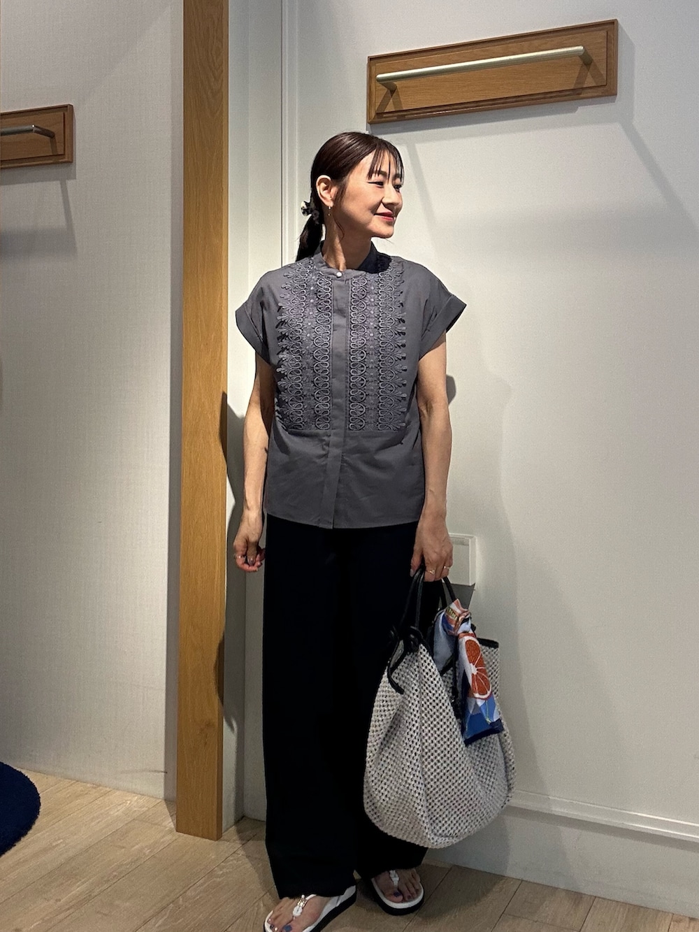 「夏ルックで気分アップ、休日スタイル、シンプルコーデ、きれいめカジュアル、夏コーデ、お出かけコーデ、シンプルスタイル、今日のコーデ、パンツスタイル、150cm台コーデ、低身長コーデ、大人かわいい、グレーブラウス、パンツコーデ、ラメタンクトップ」｜「MICO COULIERの60ボイルローンレースブラウス（シャツ/ブラウス、グレー系）」を使った、daimonさん（レディース・154cm）の夏コーディネートの7枚目の写真