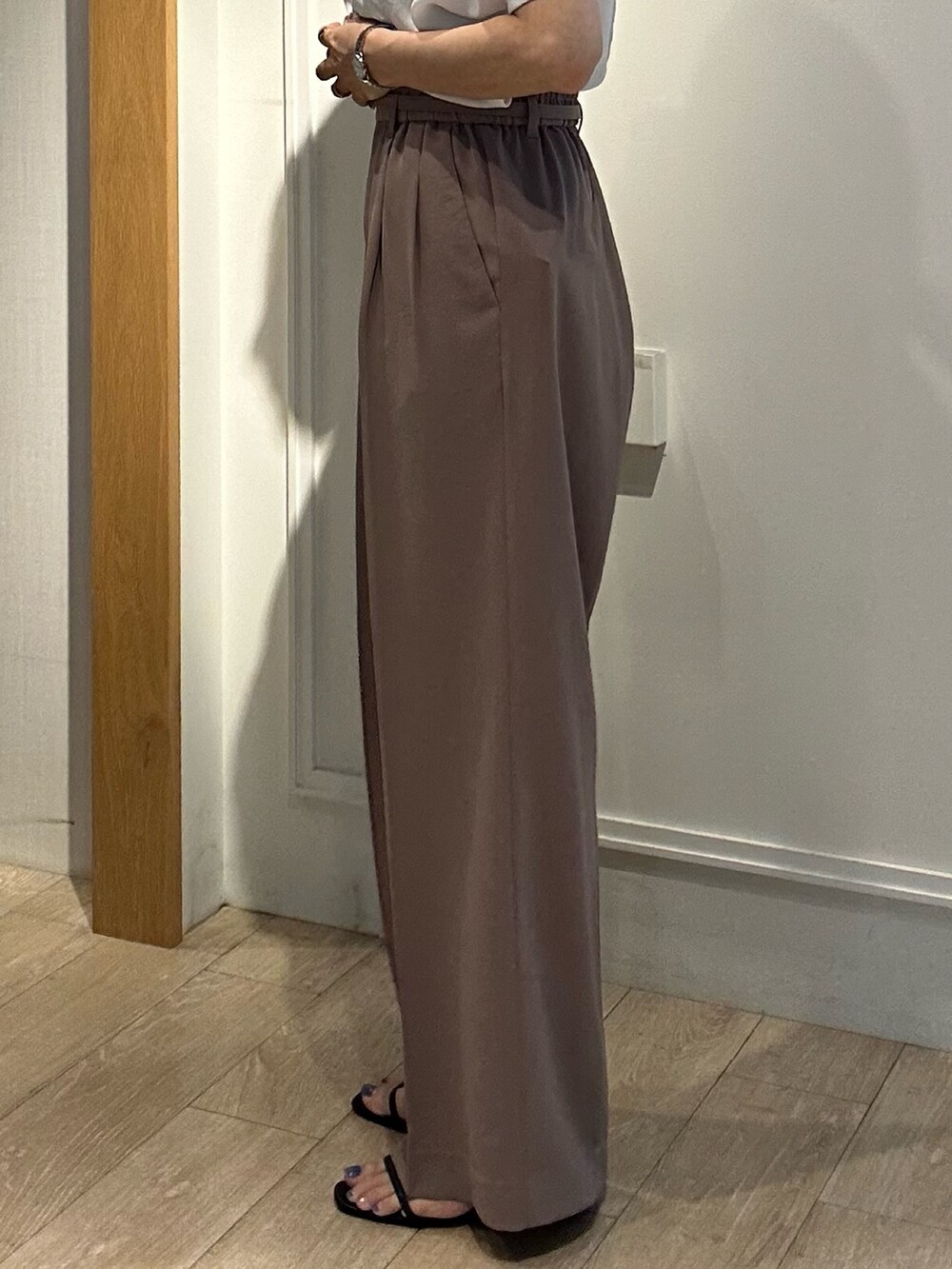 ブラック系のサンダル、ホワイト系のシャツ/ブラウス、イエロー系のテーラードジャケットを着用したレディースの夏コーディネートの10枚目の写真