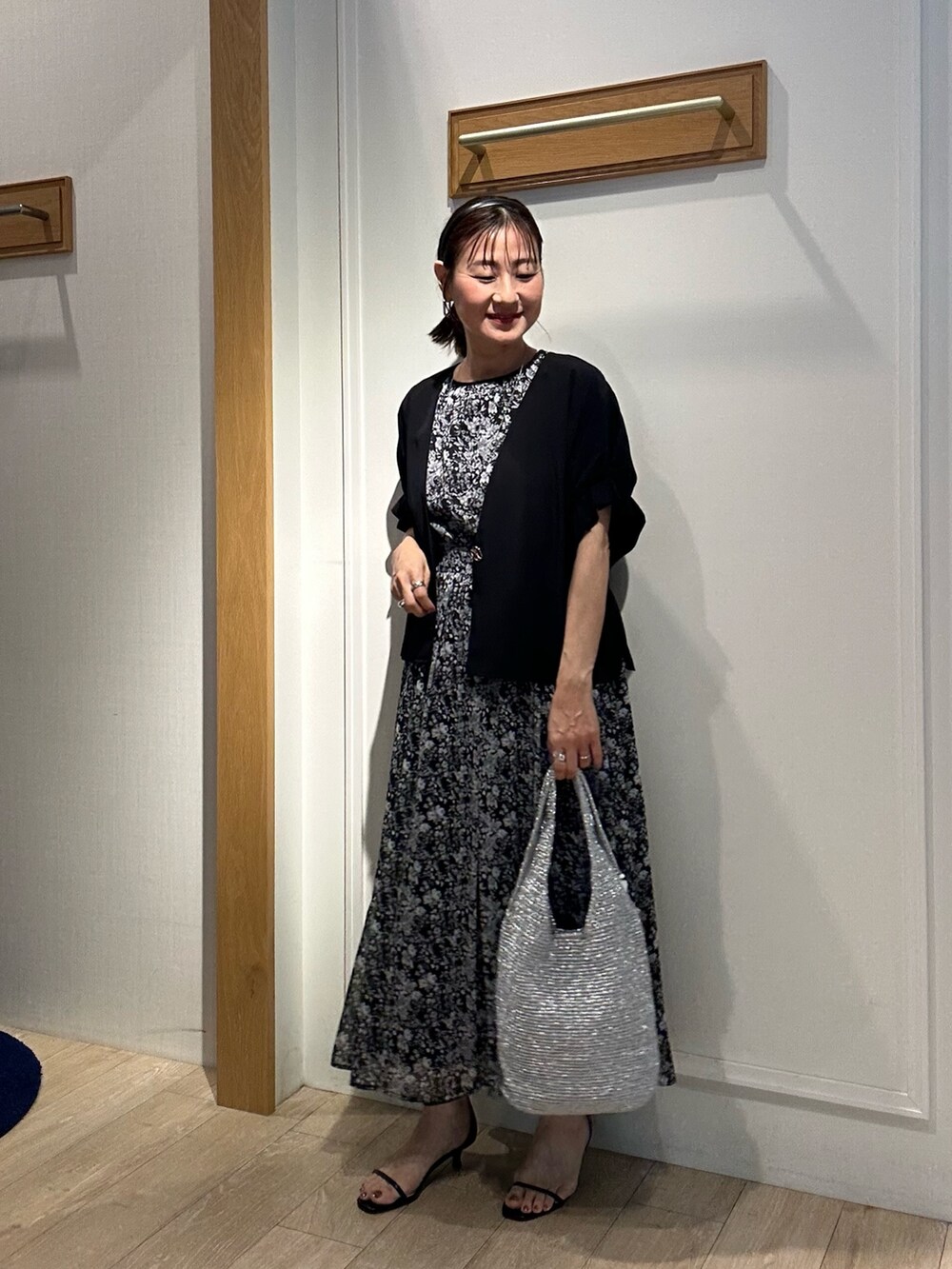 ブラック系のワンピース、ブラック系のサンダル、ブラック系のノーカラージャケットを着用したレディースの夏コーディネートの9枚目の写真