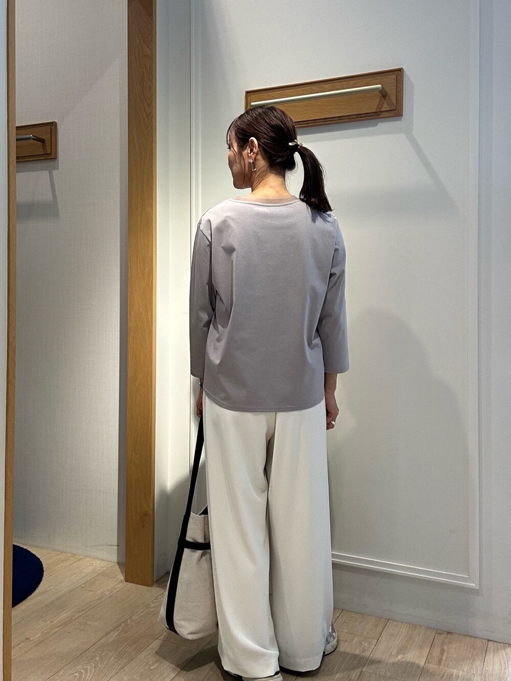 ホワイト系のその他パンツを着用したレディースの春コーディネートの4枚目の写真