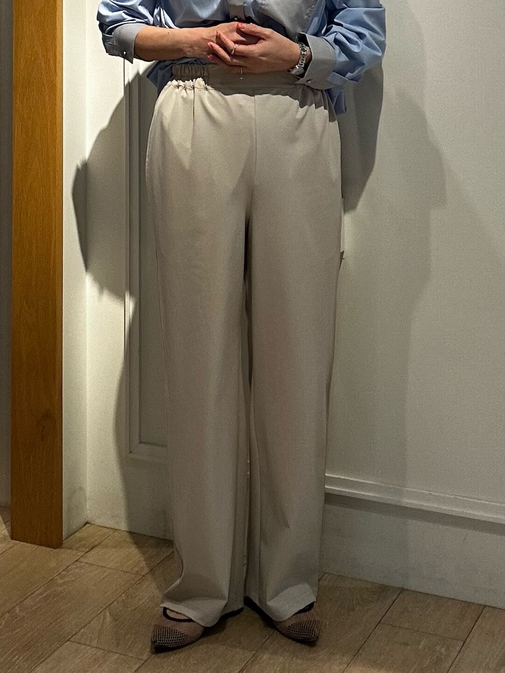 ベージュ系のその他パンツ、ブルー系のその他アウターを着用したレディースの冬コーディネートの8枚目の写真